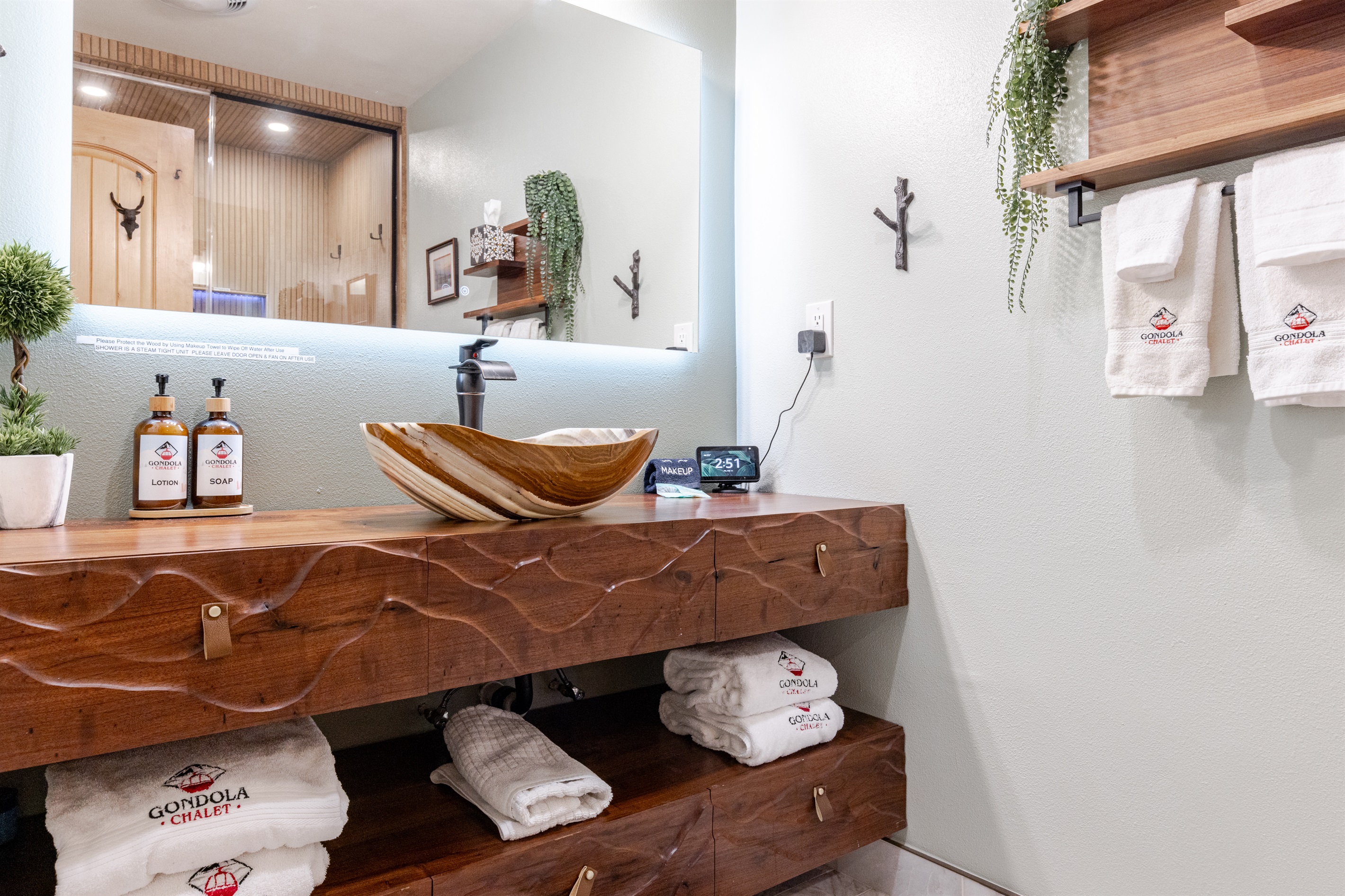 Bathroom 1 Bidet, Steamroom, Light therapy, music for a full spa experience