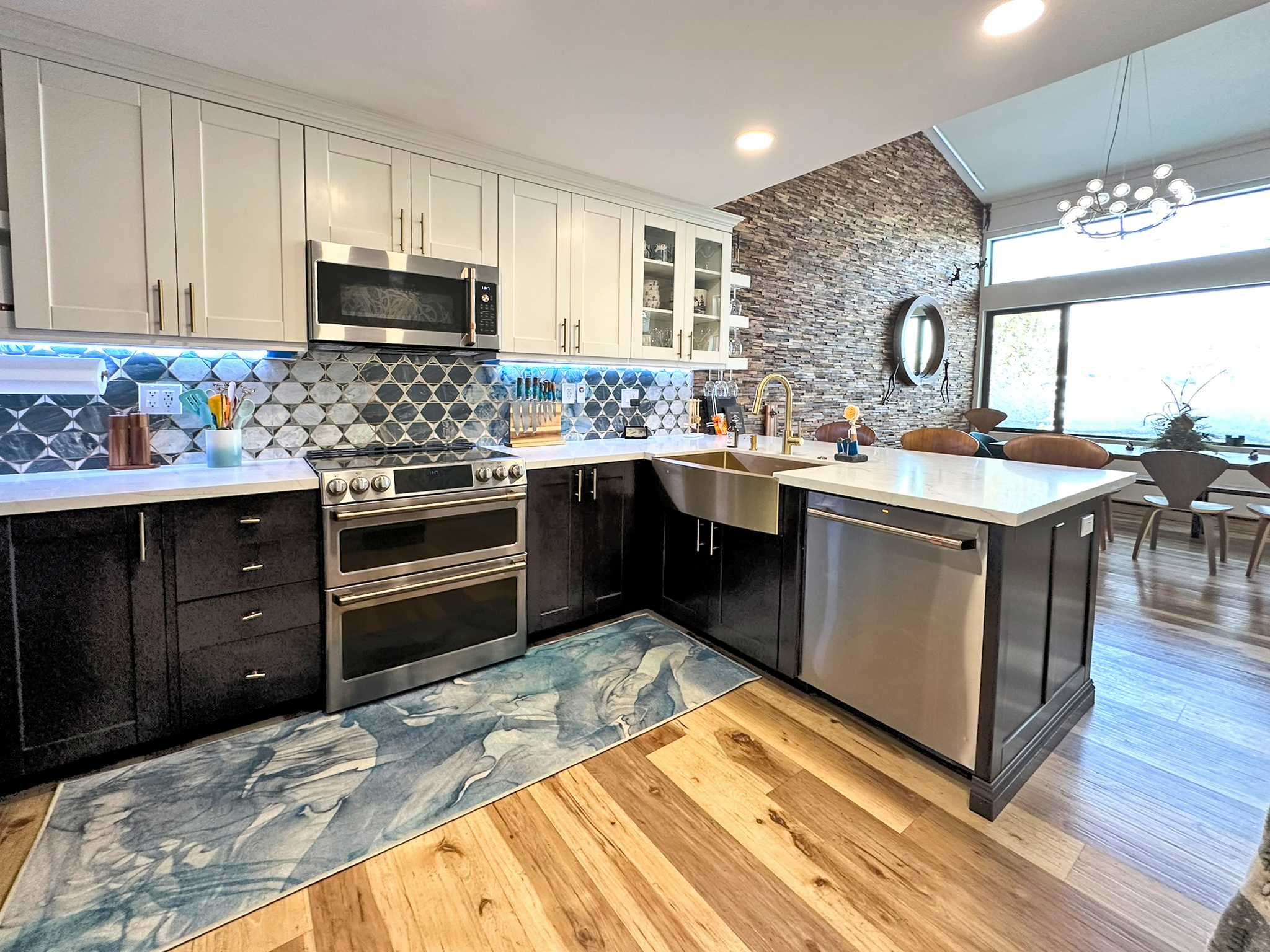 Chef's kitchen w/ premier appliances