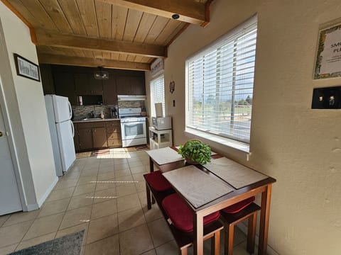 The Park Plaza: 2-Bedroom Apartment in Richmond image 2