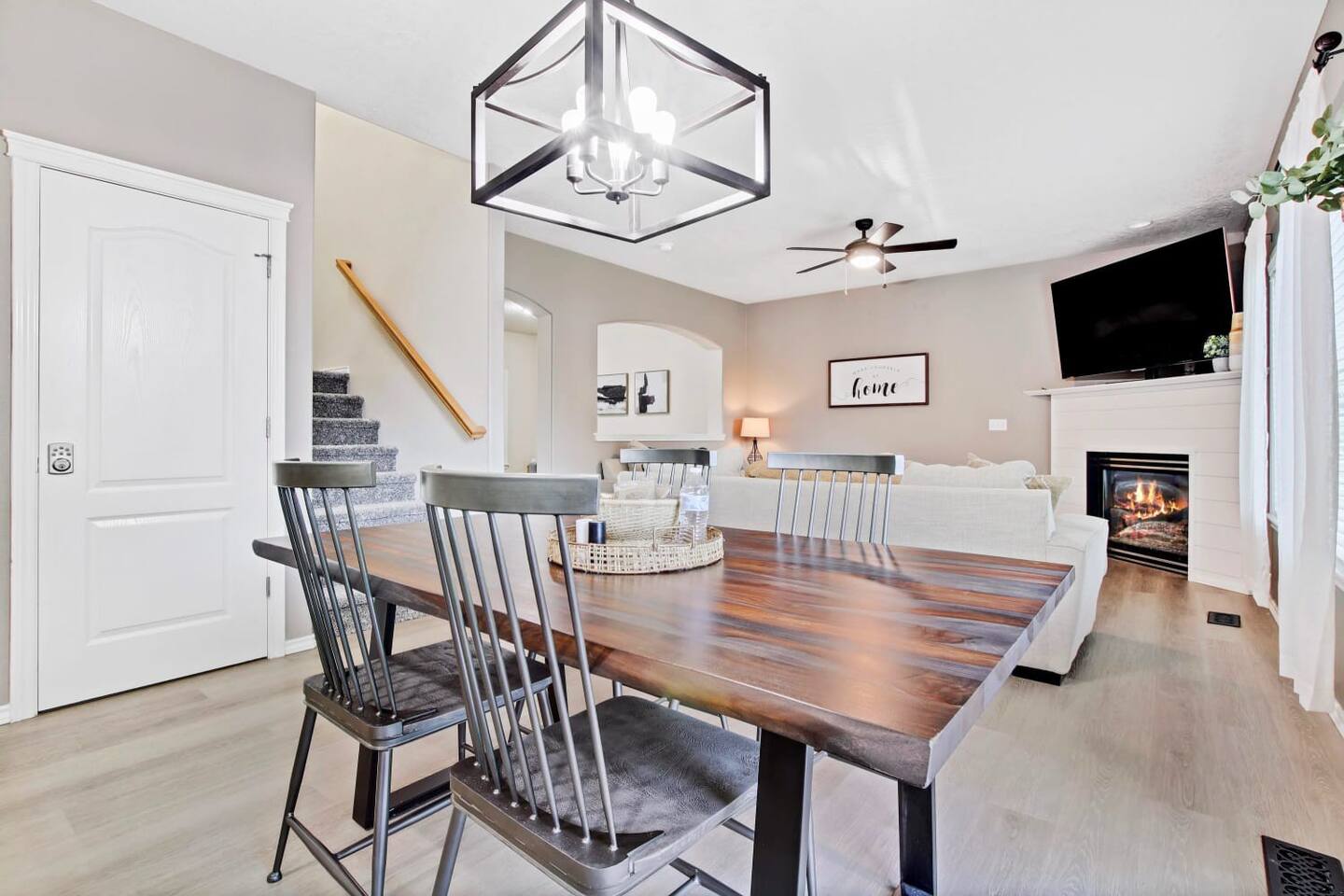 gorgeous-4-bedroom-home-with-pool-access/