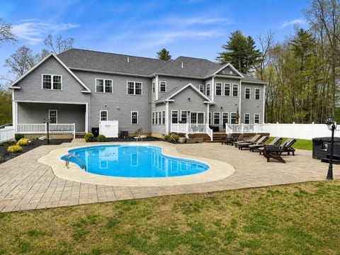10 Beds Saratoga Mansion, Heated Pool, HotTub, BBQ, book direct