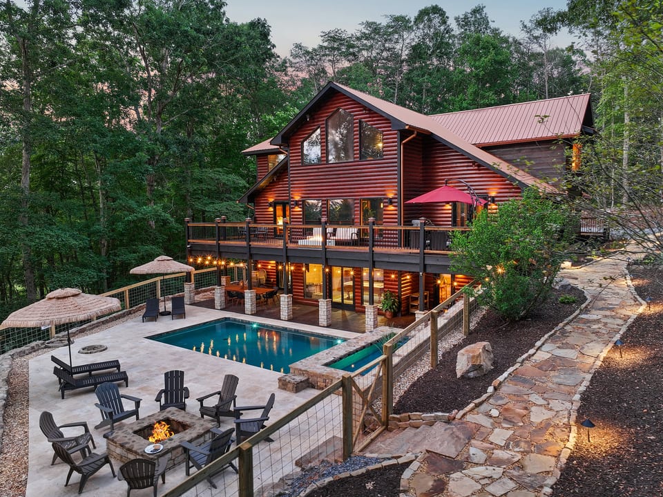 Southern Hospitality Lodge, swimming pool, 14 foot hot tub, poolside fire pit