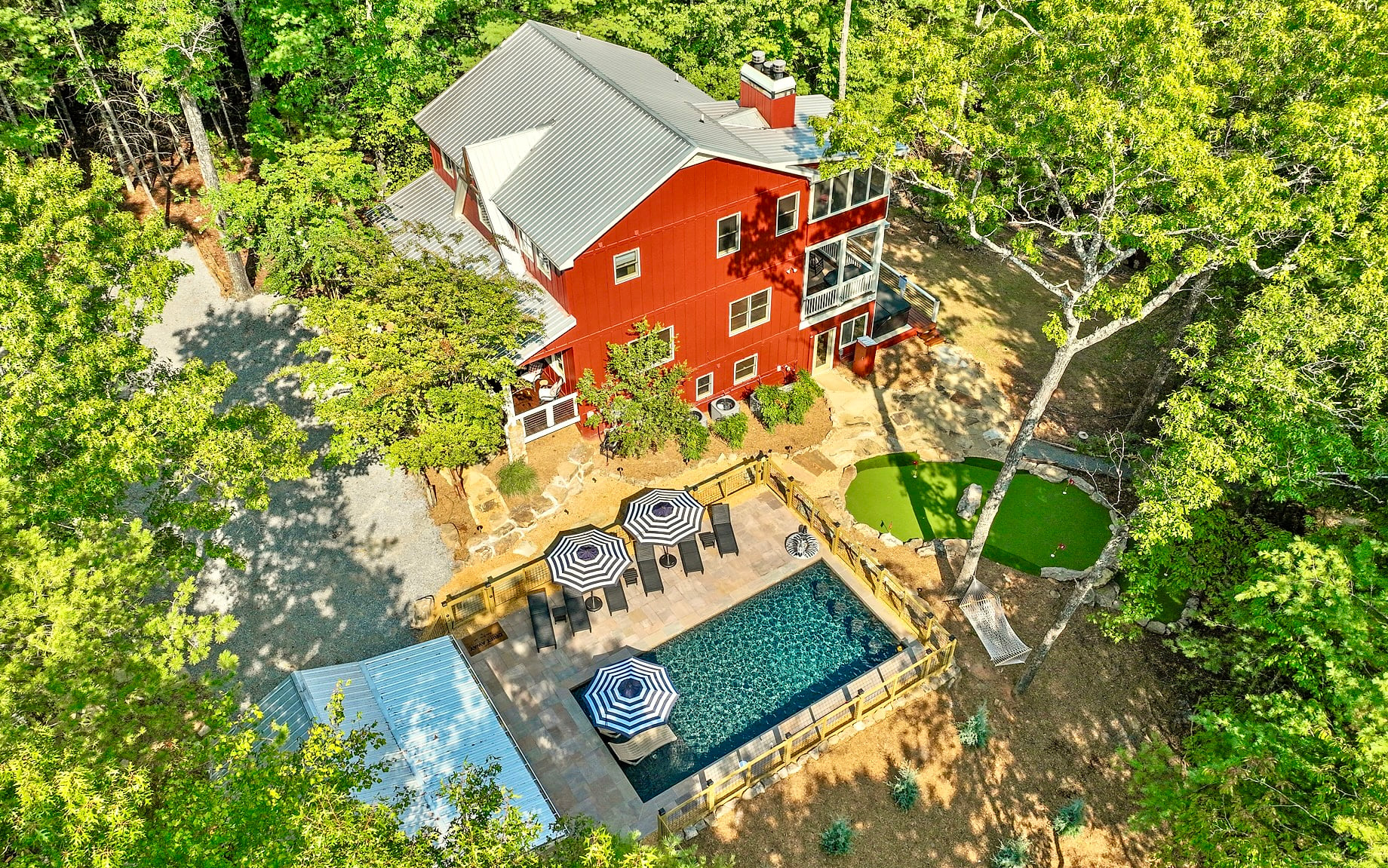 Southern Ridge Manor: heated pool, cabana, putting green, outdoor kitchen, sauna, hot tub, fire pit.