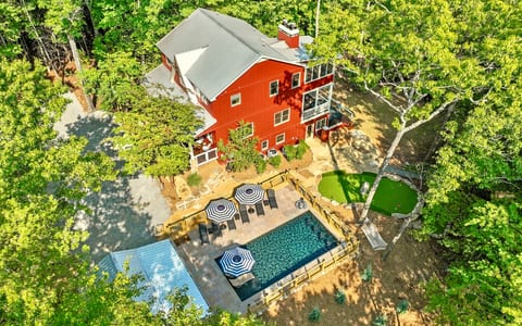 Southern Ridge Manor: heated pool, cabana, putting green, outdoor kitchen, sauna, hot tub, fire pit.