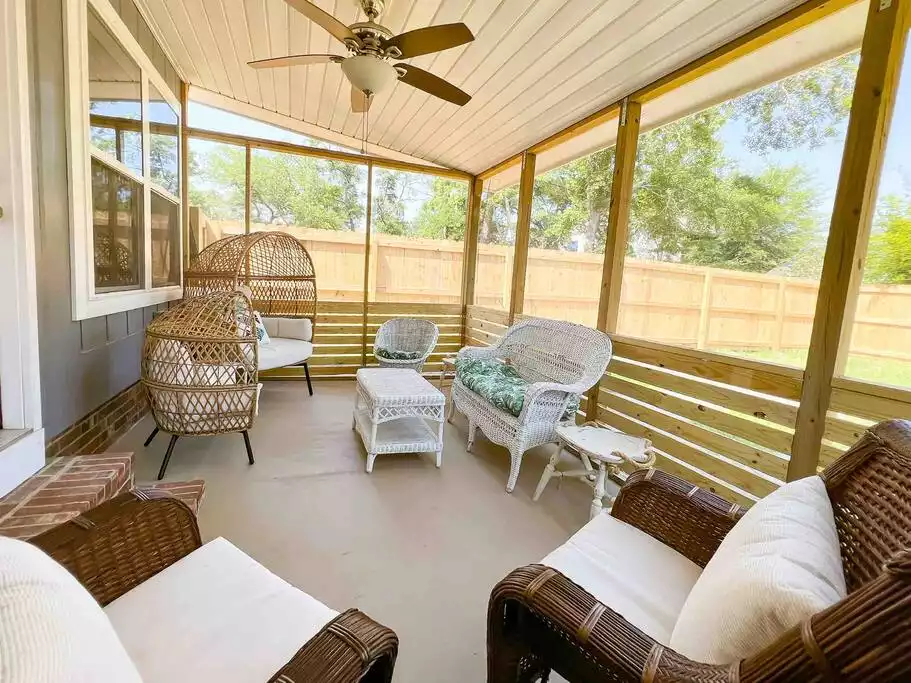 Screened in back patio with plenty of seating - Stylish ranch home near Middleton Park - Oak Island