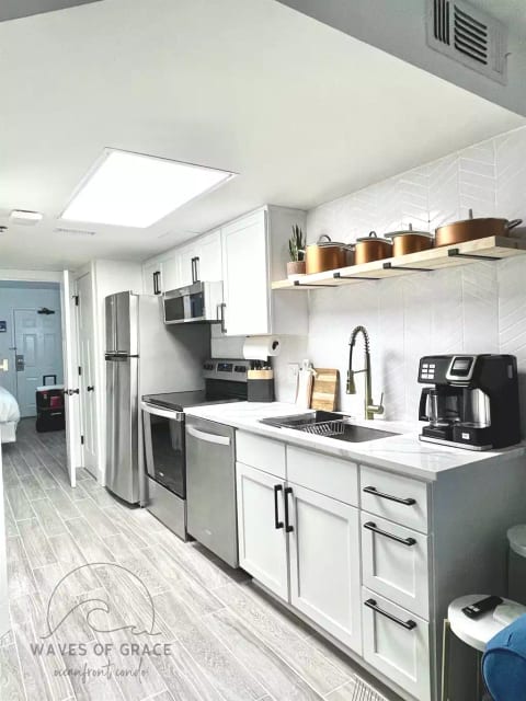 Fully Stocked Kitchen with Fridge, Oven, Microwave, and Diswasher
