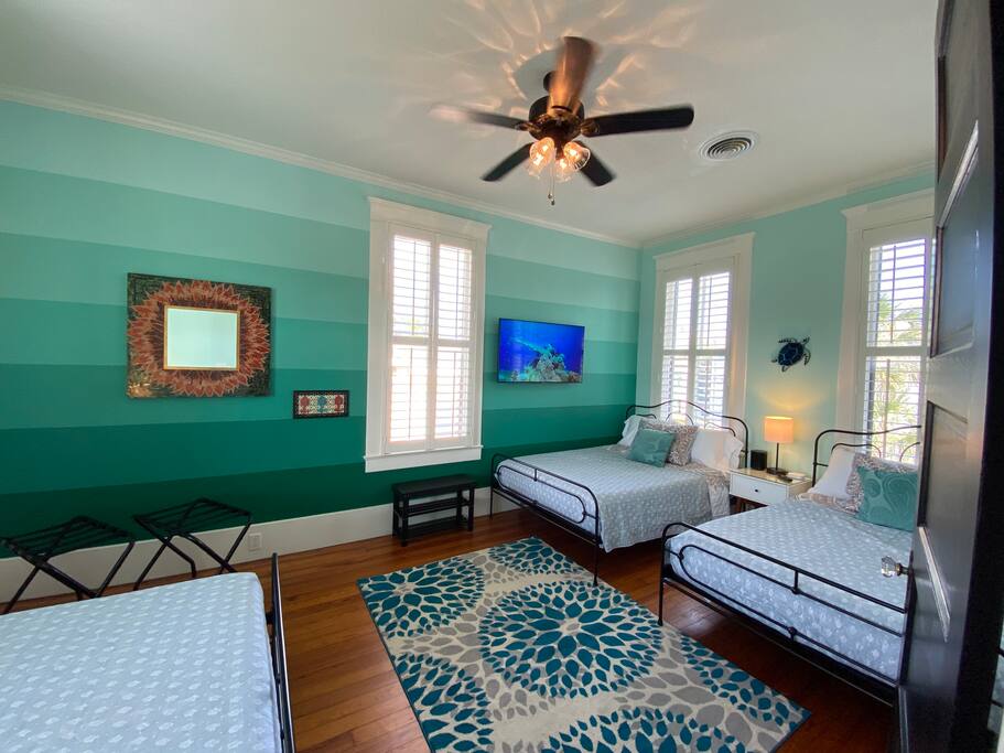 luxe-beach-house-pool-2-king-bed-sleep-14-patio/