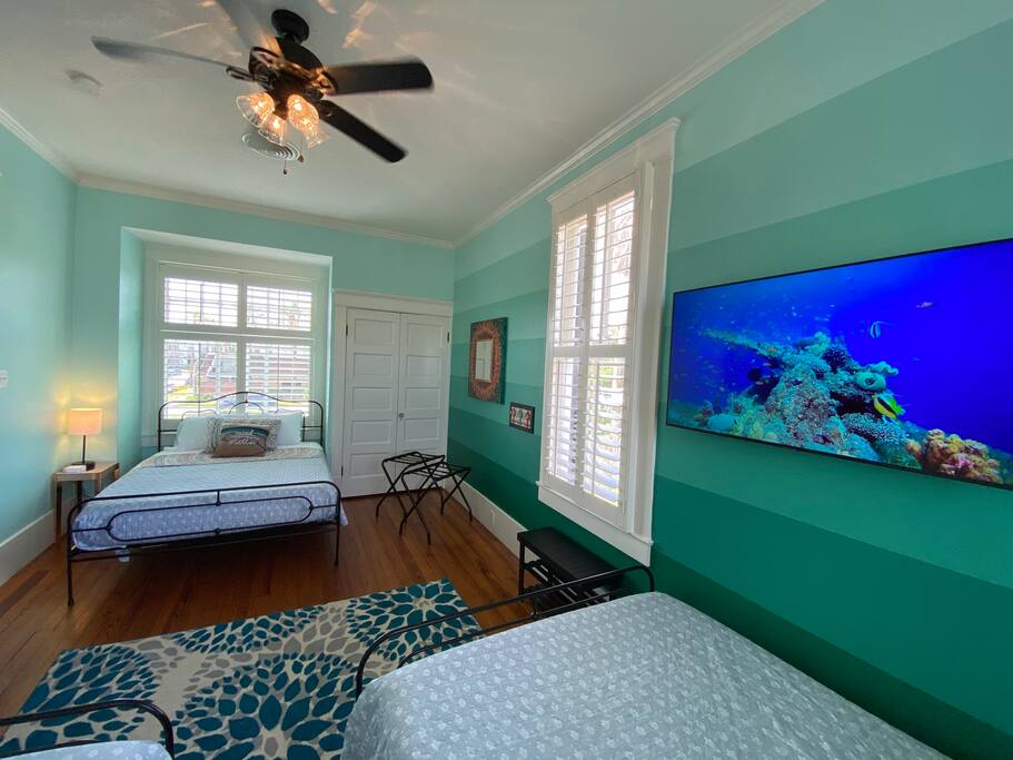 luxe-beach-house-pool-2-king-bed-sleep-14-patio/
