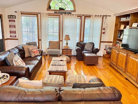 * Game Room, Linens, Quiet St, Central AC/Heat