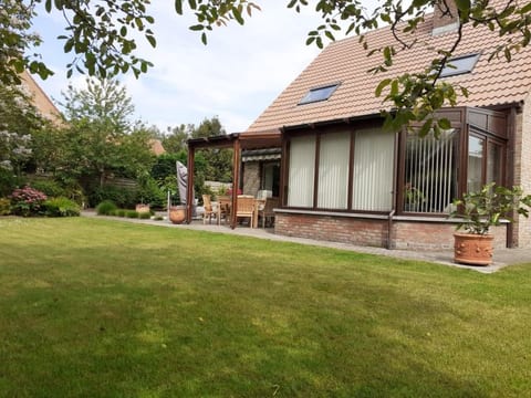 Villa Kievit with sauna and parking