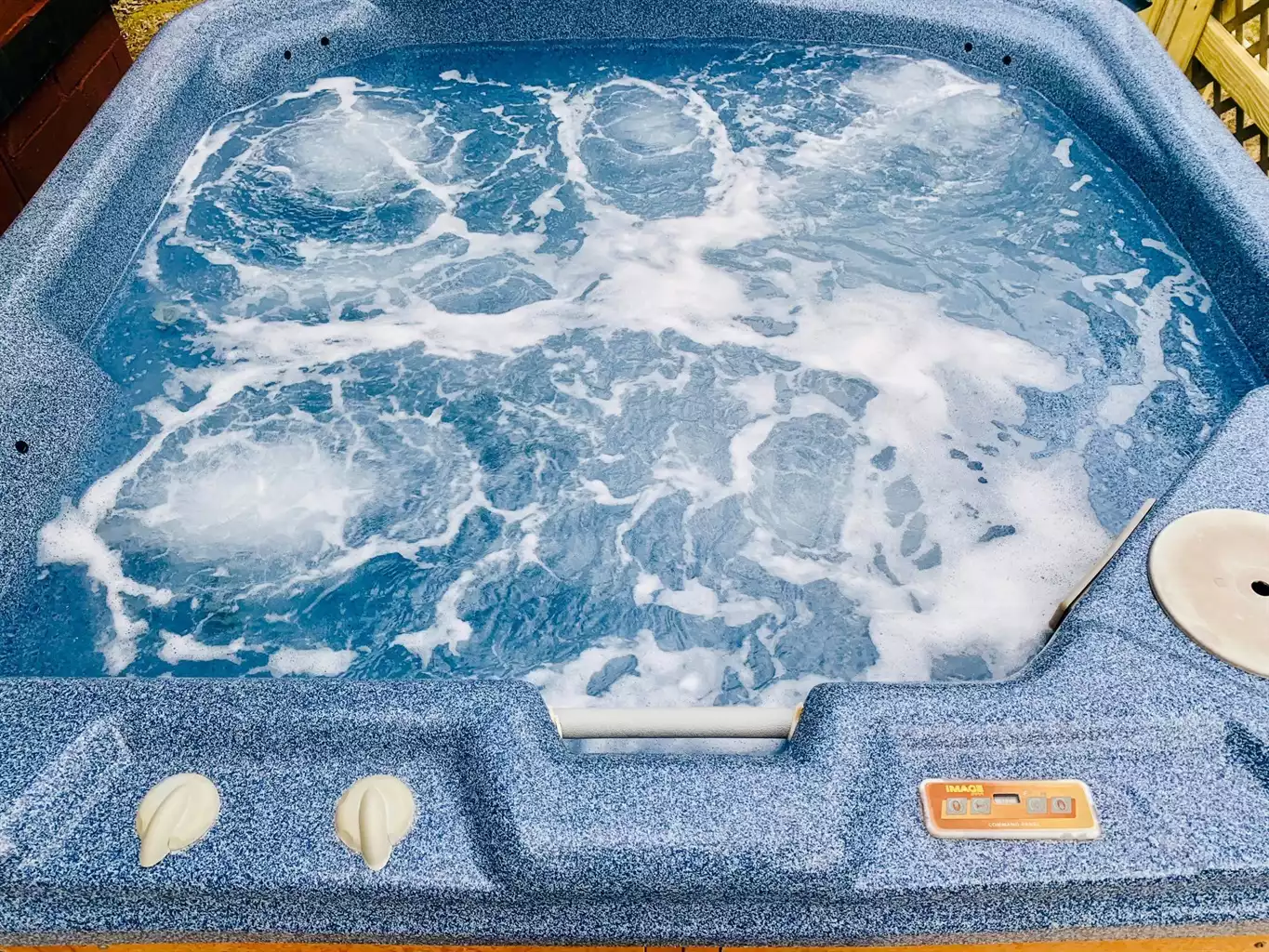 Hot bubbly hot tub! - Rustic Retreat - Luray