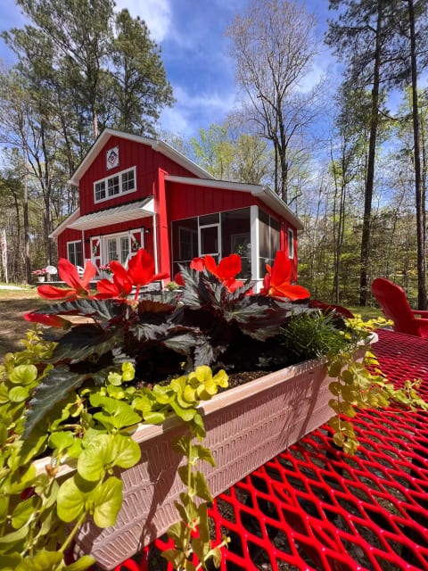 The Tiny Red Barn on The Reservoir-A Private Oasis