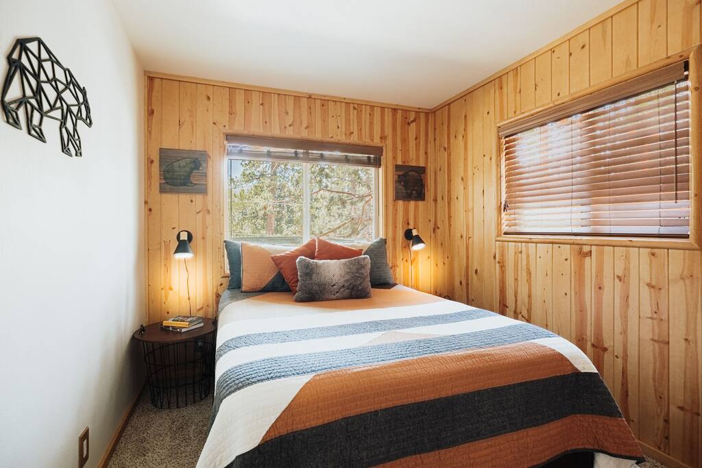 Kick back on the Queen bed and catch up on your favorite shows.