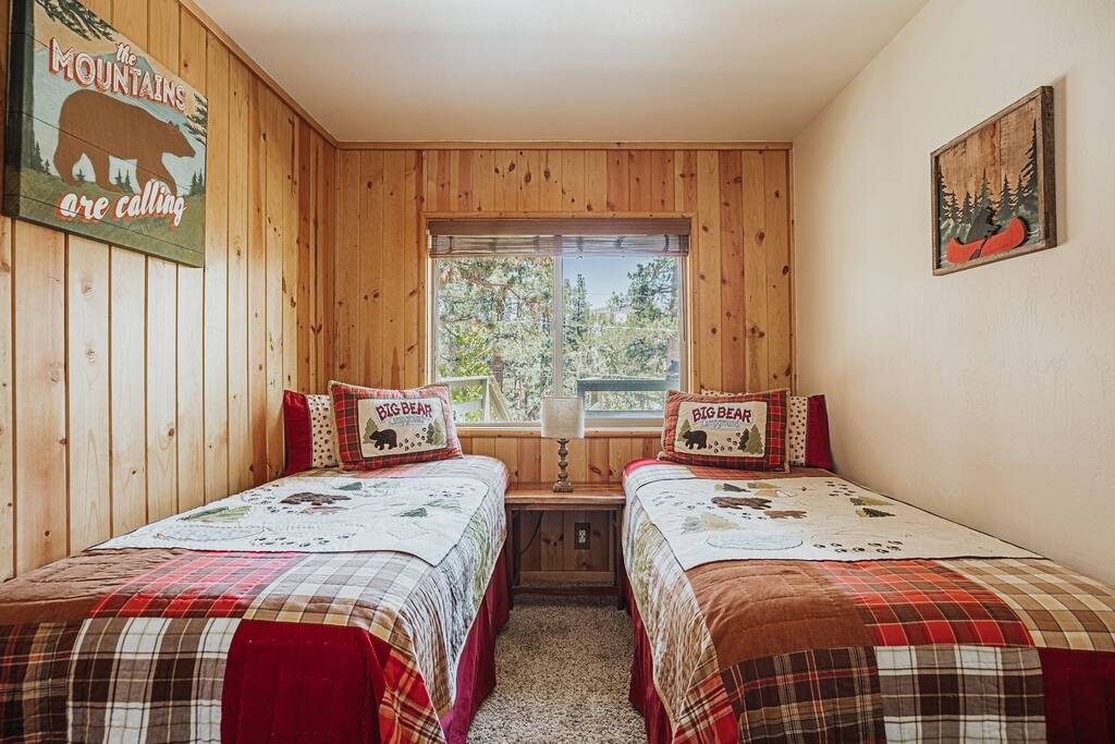 Cozy and relaxing cabin themed room.