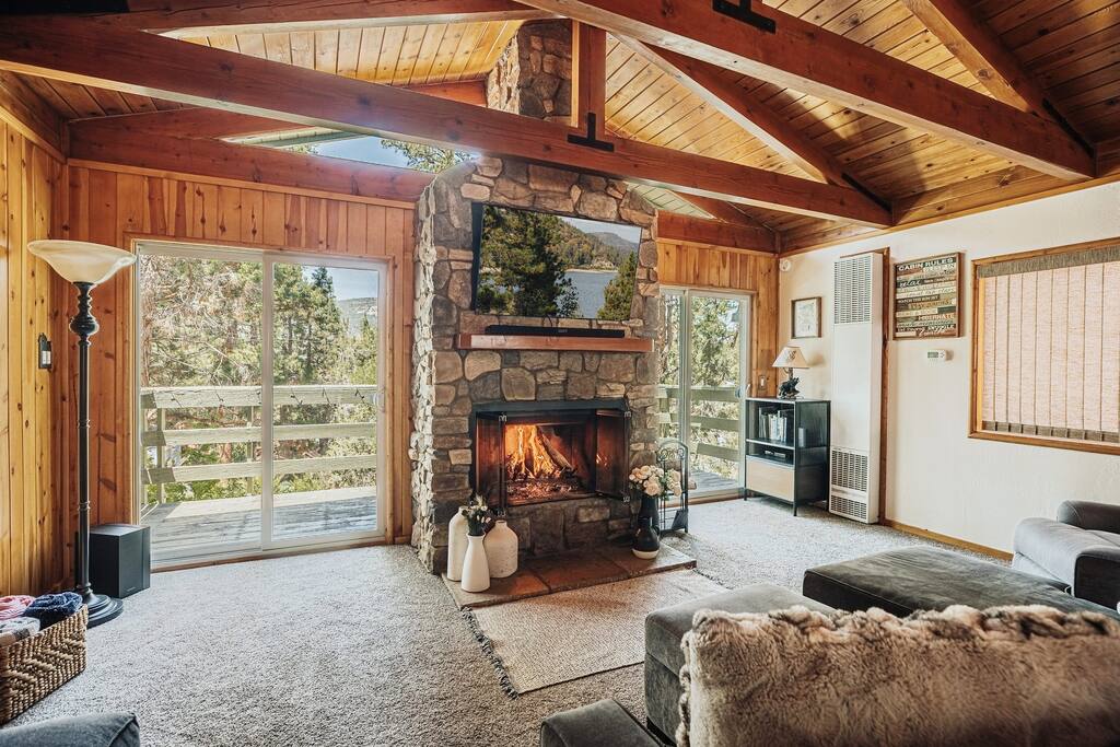 A family room with treehouse vibes. Perfect to enjoy a fire or the treetop and mountain views.