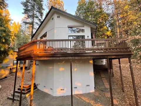 Our Hideaway Chalet - AC, deck, fireplace WIFI!