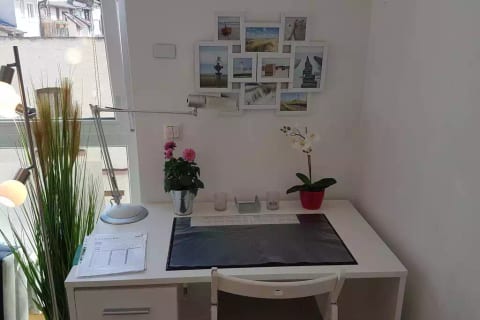 Desk and info on public transport (only three minutes to walk)