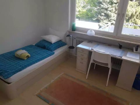 Zimmer mit Schreibtisch
