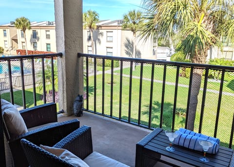 Floriday's Covered Patio Poolviews