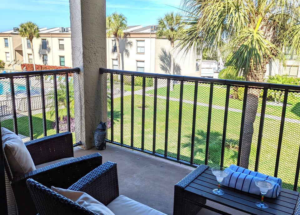 Floriday's Covered Patio Poolviews