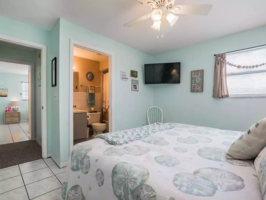 Master Bedroom w/ bathroom