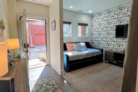 Old Market Townhome w/ 2 King Suites+Garage+View
