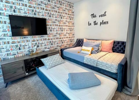 Old Market Townhome w/ 2 King Suites+Garage+View