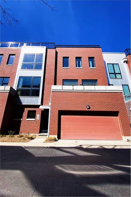 Old Market Townhome w/ 2 King Suites+Garage+View