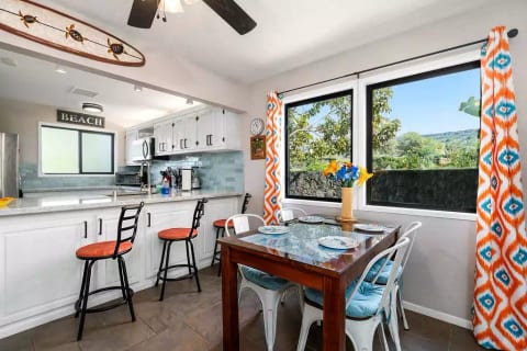 Kitchen Bar or table seating
