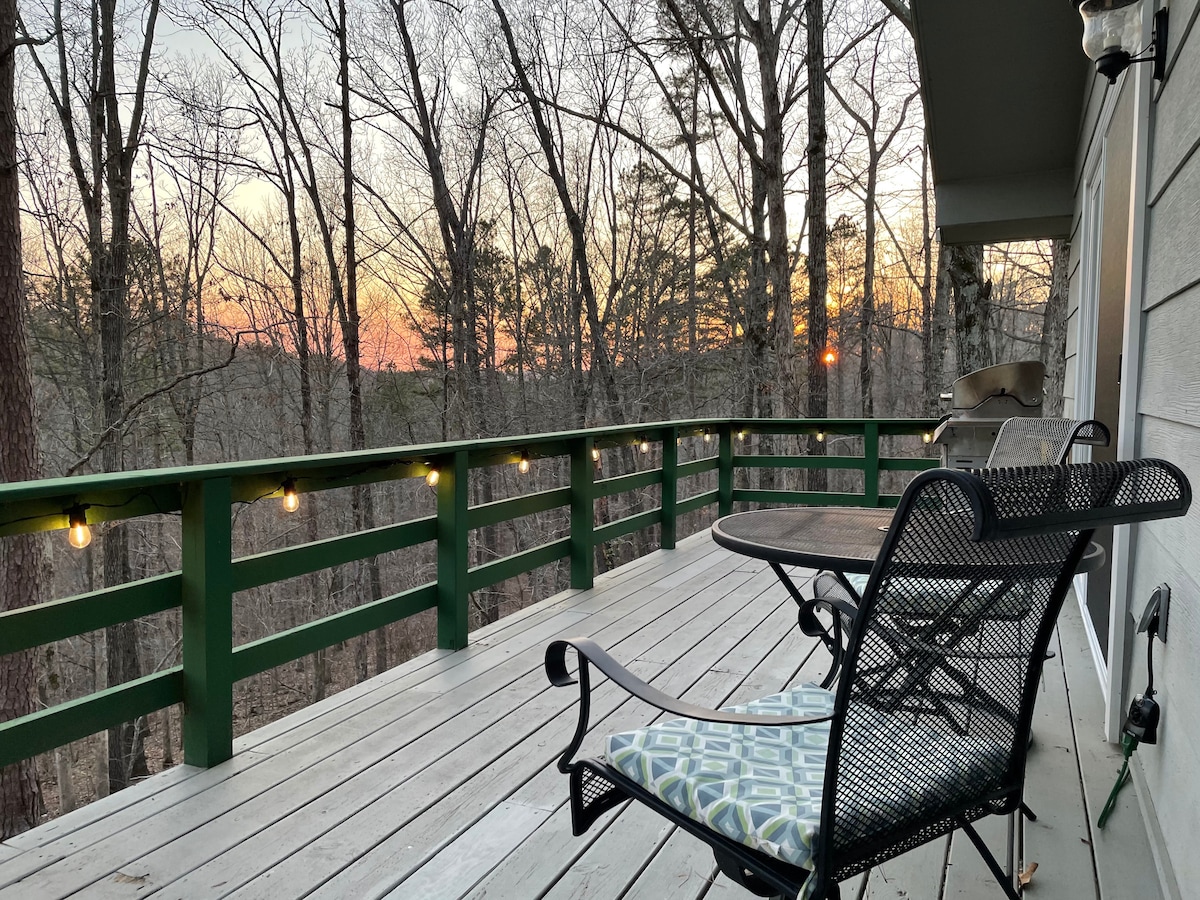 Peaceful Back 40 Treehouse!