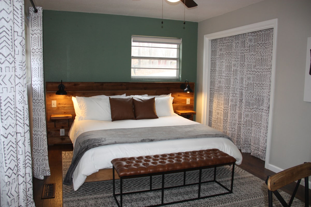 Peaceful Back 40 Treehouse!