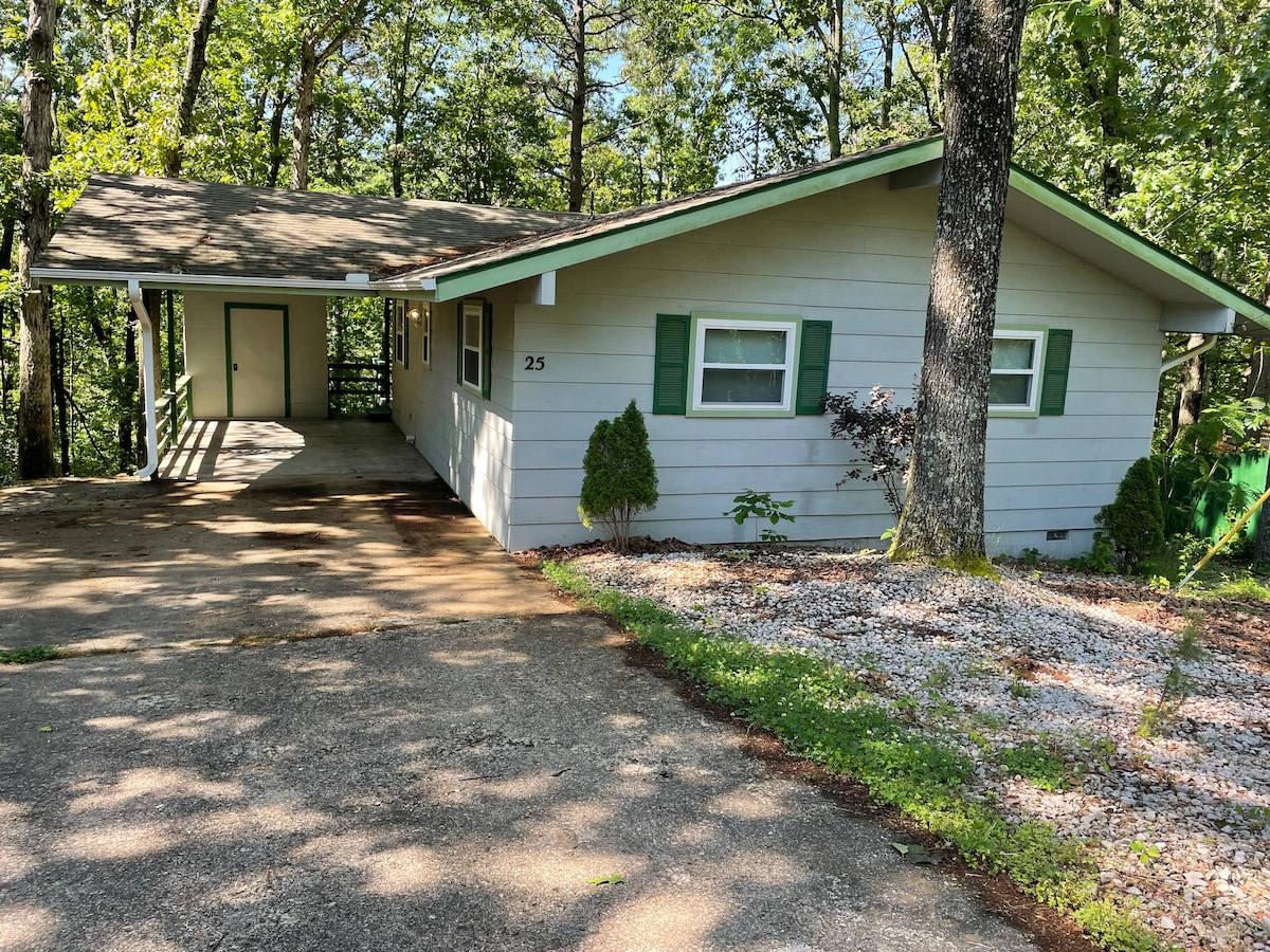 Peaceful Back 40 Treehouse!
