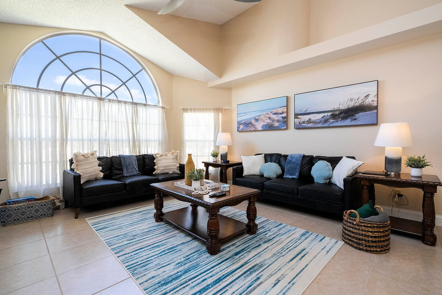 Beautifully decorated 

Jocelyn who stayed in Dec 2022 said, "Awesome host! Clean house and near a ton of activities! Would consider this place again!"