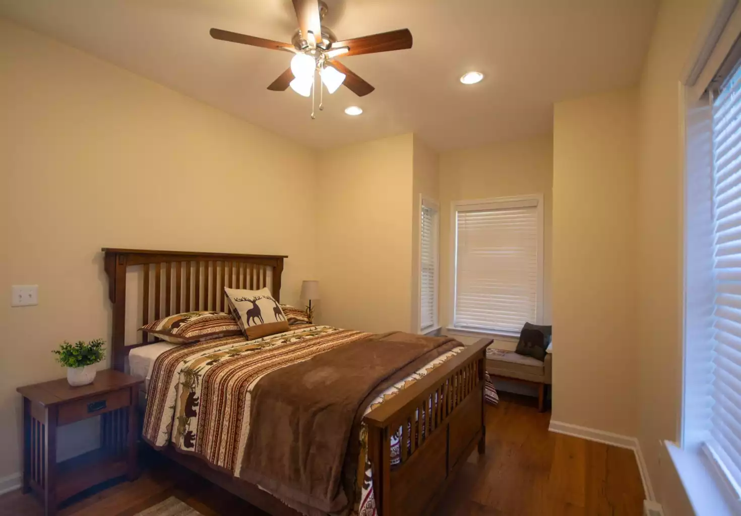 3rd private bedroom with large queen bed - Shenandoah Manor - Luray