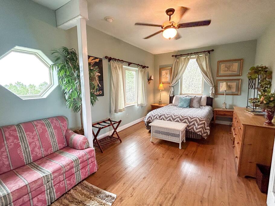 Vineyard Room, 1 Queen & Twin Sofa Sleeper - Lookingglass, Hill Country, Canyon Lake, Sleeps 15 - Canyon Lake