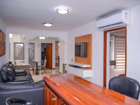 6 Bedroom Building 4 hot tub