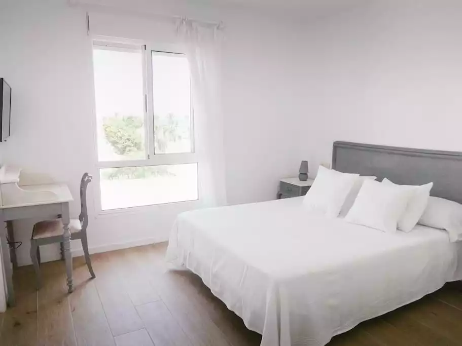 - Dormitorio principal con colchón híbrido viscoelástico Emma Premium de 1,60 x 2m.
- Master bedroom with queen size premium hybrid memory foam Emma mattress (1,60 x 2m).