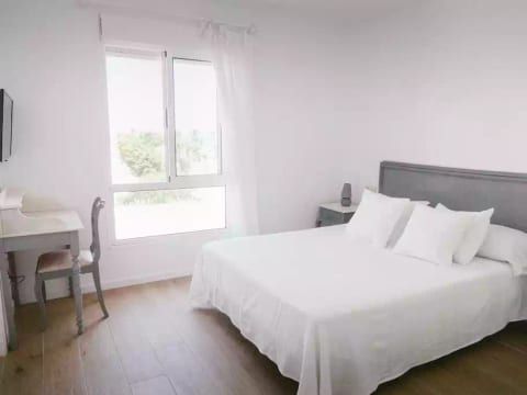 - Dormitorio principal con colchón híbrido viscoelástico Emma Premium de 1,60 x 2m.
- Master bedroom with queen size premium hybrid memory foam Emma mattress (1,60 x 2m).