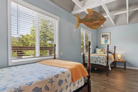 Bedroom with 2 twin beds