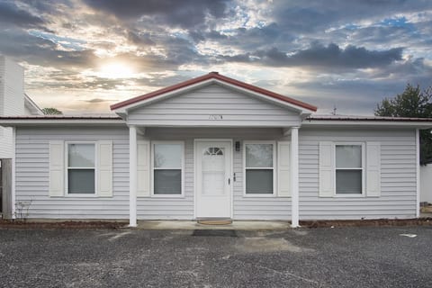 Bungalow Bliss ※ Beach Cottage Blocks From Ocean