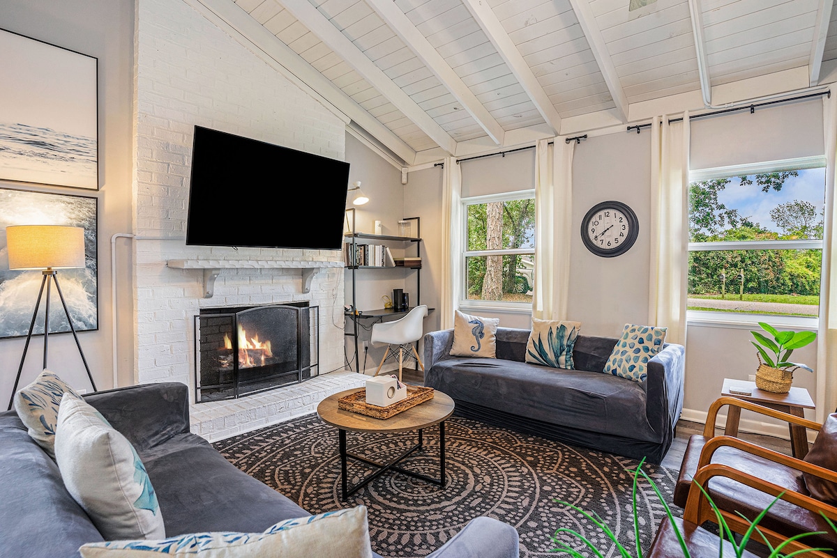 Fully Furnished Coastal Comfort in Surfside Beach image 6
