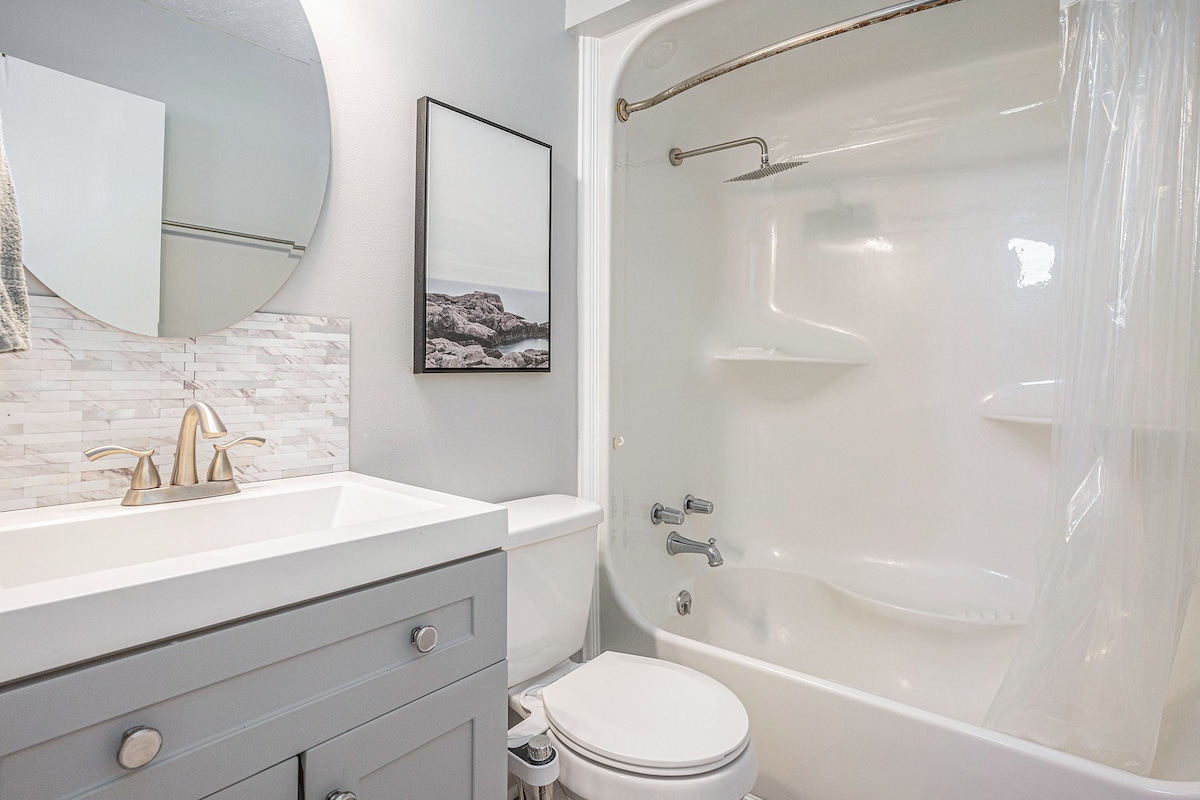 Fully Furnished Coastal Comfort in Surfside Beach image 30