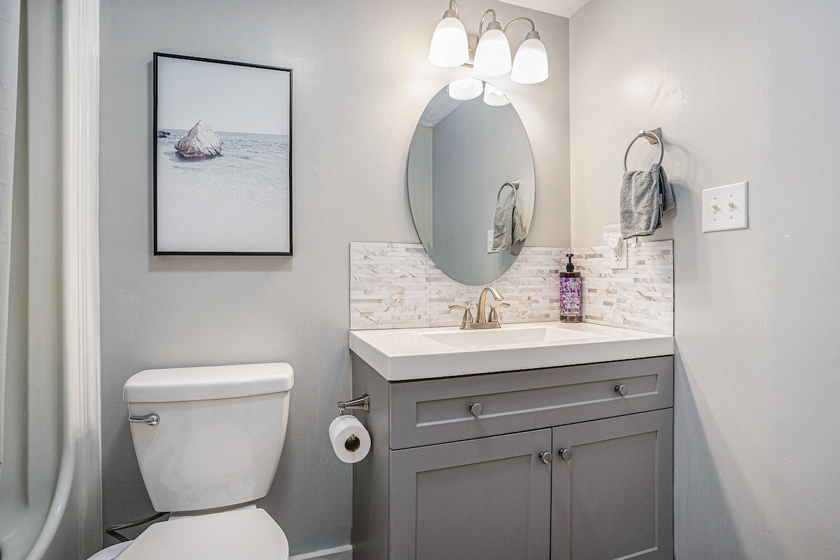 Fully Furnished Coastal Comfort in Surfside Beach image 19