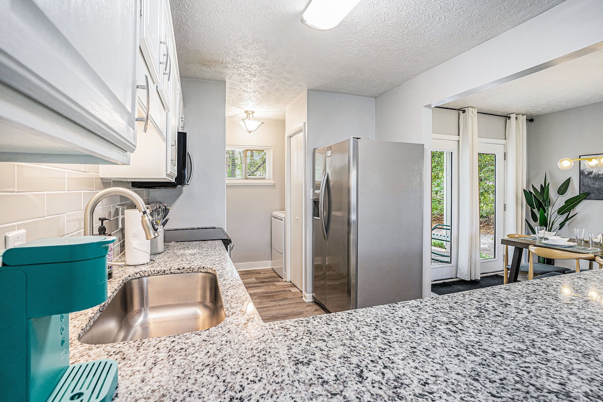 Fully Furnished Coastal Comfort in Surfside Beach image 10