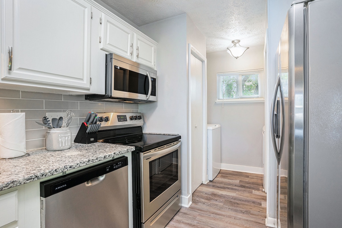Fully Furnished Coastal Comfort in Surfside Beach image 12