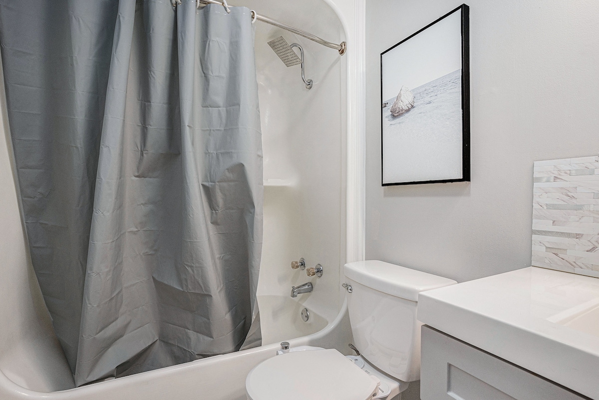 Fully Furnished Coastal Comfort in Surfside Beach image 20