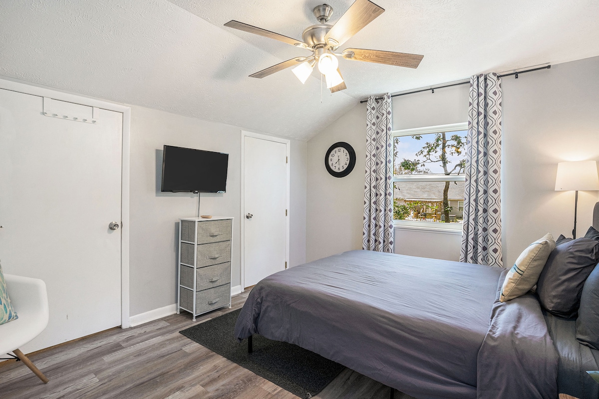 Fully Furnished Coastal Comfort in Surfside Beach image 26