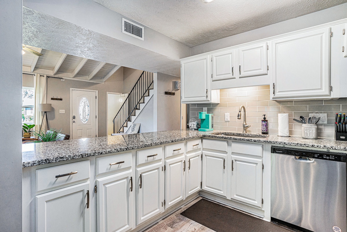 Fully Furnished Coastal Comfort in Surfside Beach image 11
