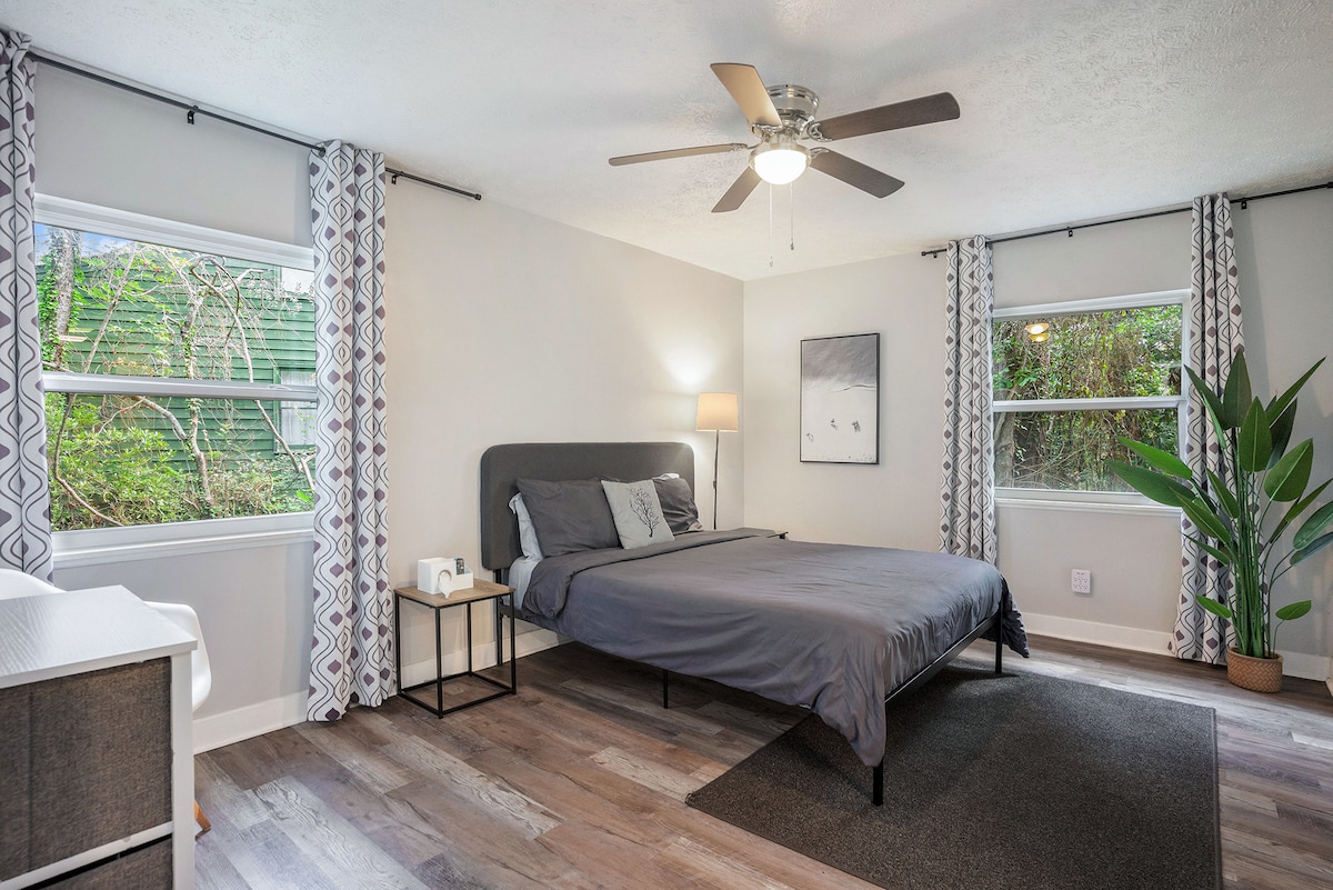 Fully Furnished Coastal Comfort in Surfside Beach image 17