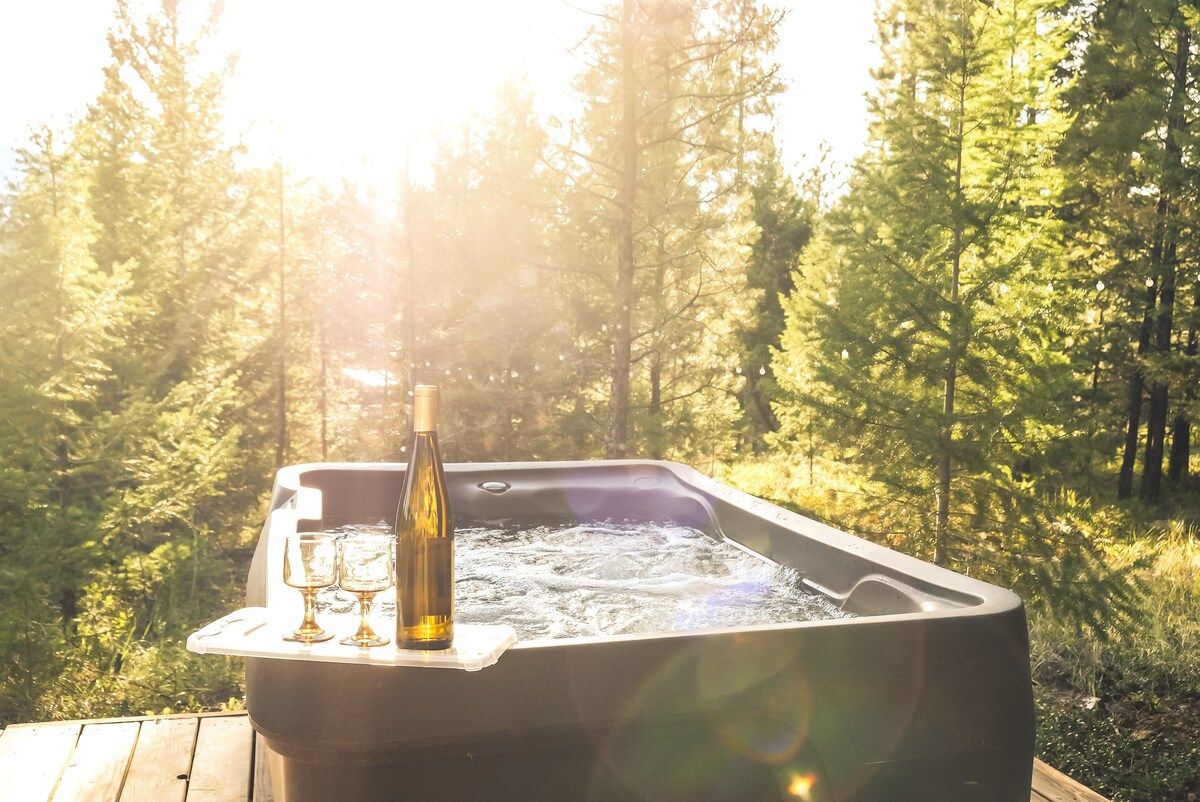 2-seater shared hot tub at The Hohnstead Glamping Cabins.  Sign up for a time at the Commons Area, rinse off in the shower and then enjoy!